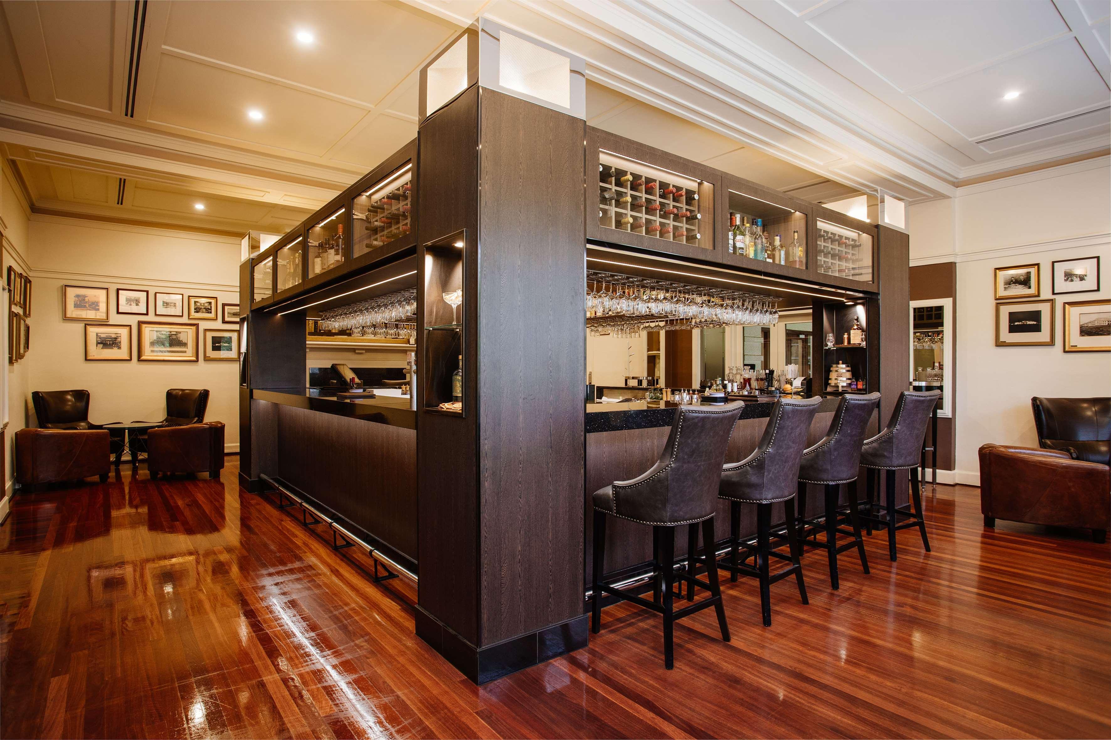 Hyatt Hotel Canberra - A Park Hyatt Hotel Buitenkant foto The bar at the Qantas International Lounge