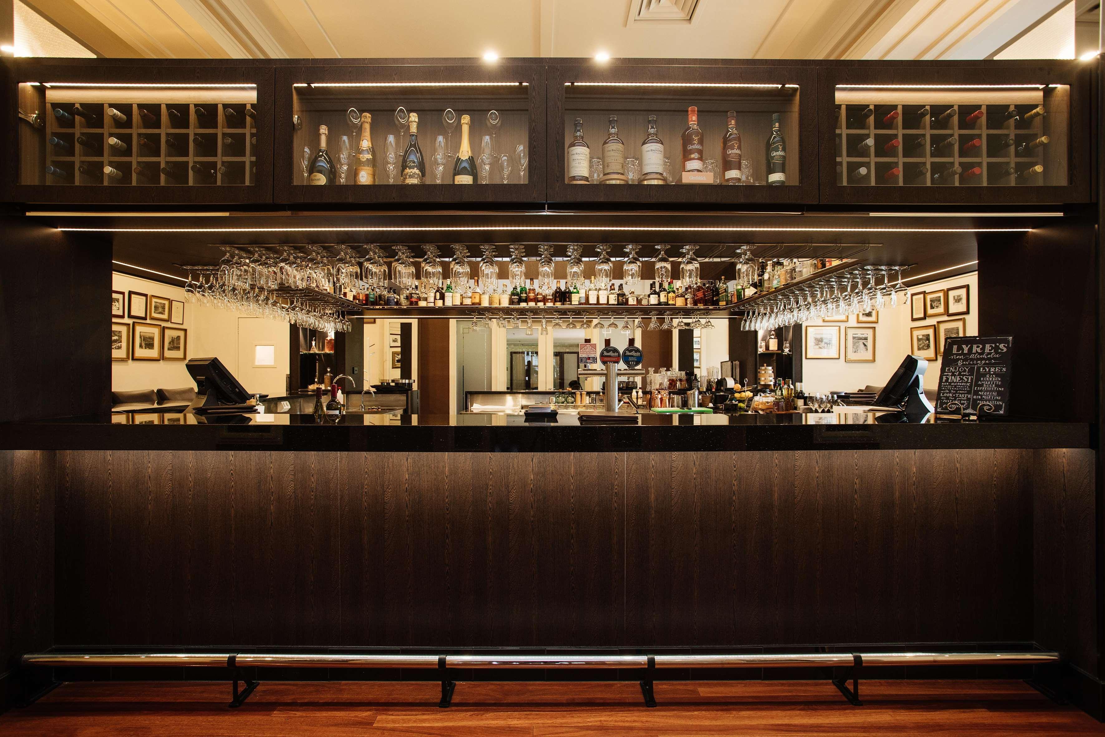 Hyatt Hotel Canberra - A Park Hyatt Hotel Buitenkant foto The bar at the hotel