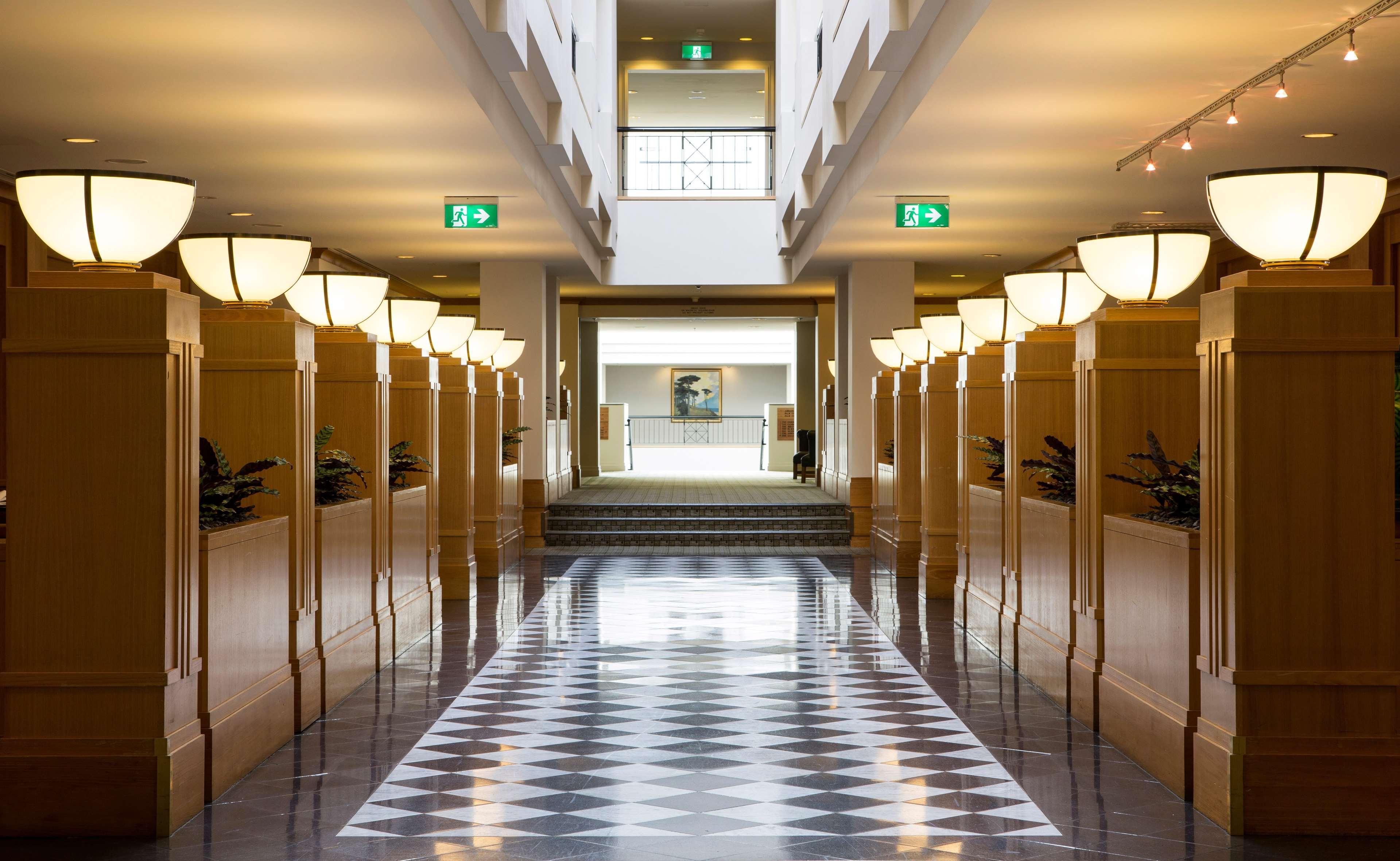Hyatt Hotel Canberra - A Park Hyatt Hotel Buitenkant foto The interior of the hotel