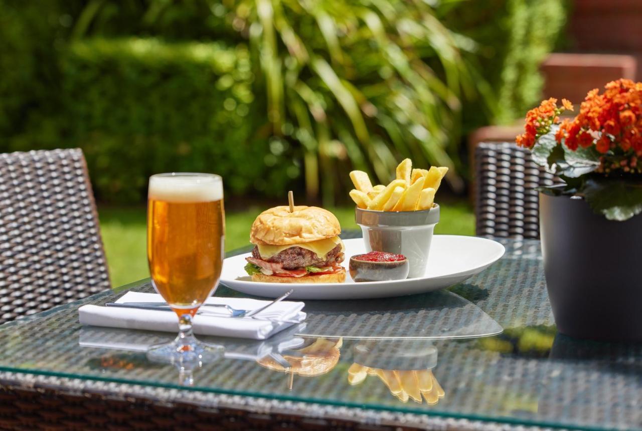 Hyatt Hotel Canberra - A Park Hyatt Hotel Buitenkant foto A burger and chips served with a beer
