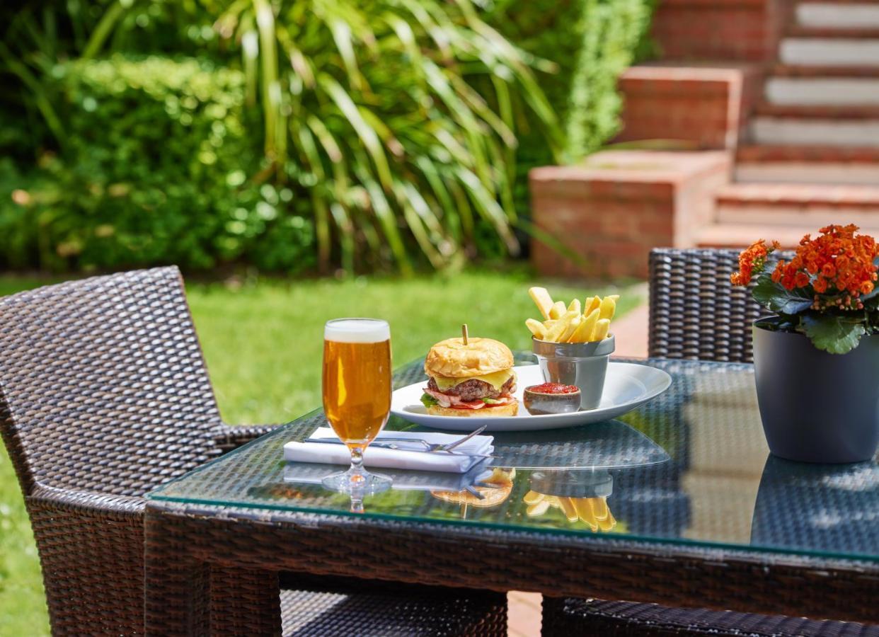 Hyatt Hotel Canberra - A Park Hyatt Hotel Buitenkant foto A typical patio set