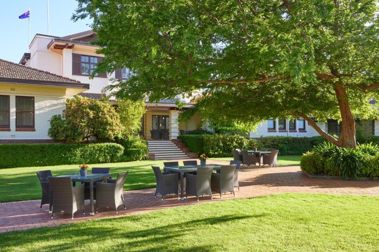 Hyatt Hotel Canberra - A Park Hyatt Hotel Buitenkant foto The grounds of the Governor's residence
